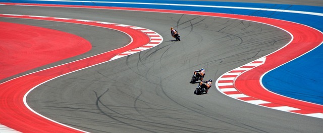 bild von motorrädern auf einer rennstrecke